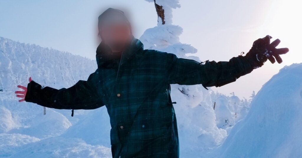 冬の雪山で腕を広げる筆者｜筋トレで体力がつくと休日の過ごし方が変わる
