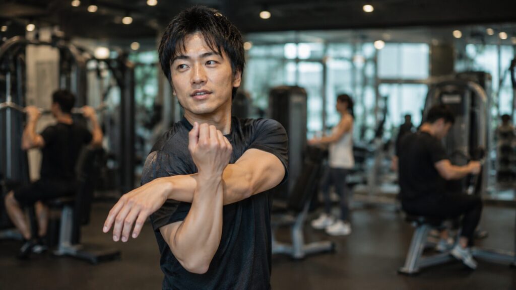 フィットネスジムで継続的に筋トレに取り組む男性のイメージ