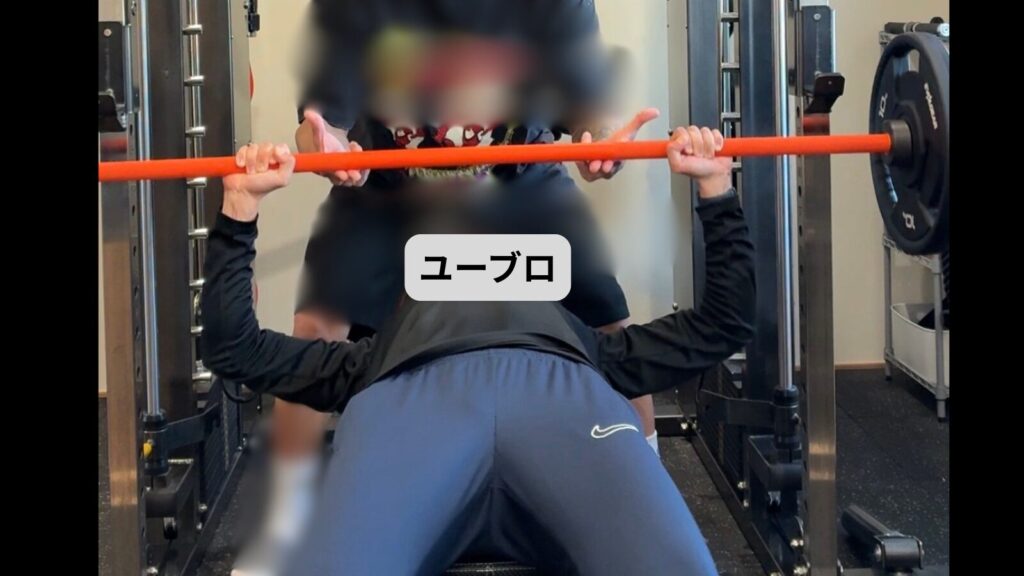 パーソナルトレーニングを受ける筆者の体験談イメージ|トレーナーがフォーム指導する様子